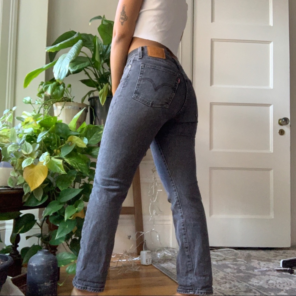 Levi’s straight leg jeans / mid waisted